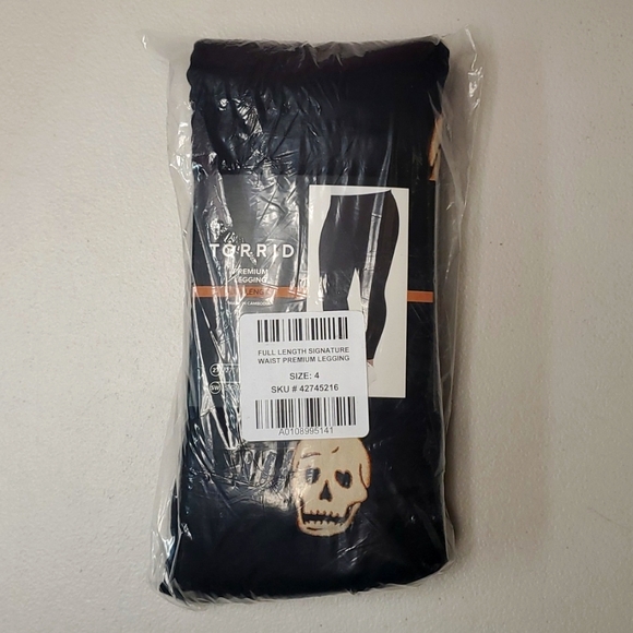❤️NWT VINTAGE TORRID  HALLOWEEN LEGGING -  MOODY SKULLS PRINT - FULL LENGTH - Picture 3 of 11